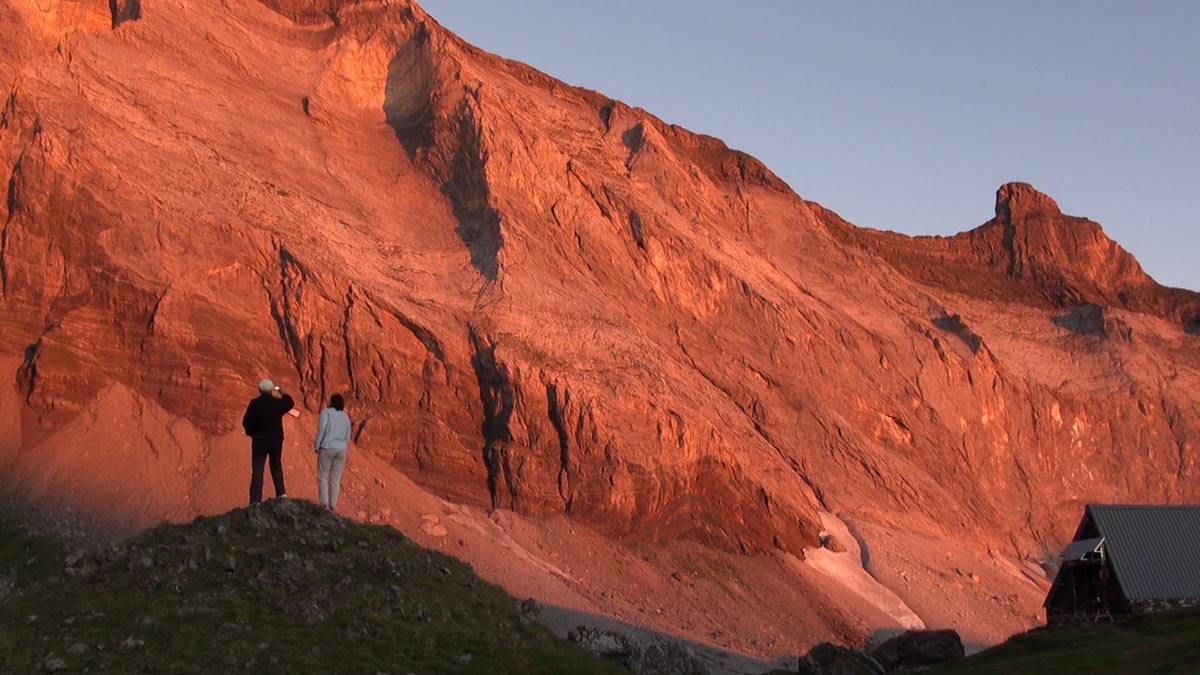 Premières lueurs sur la muraille de Barroude