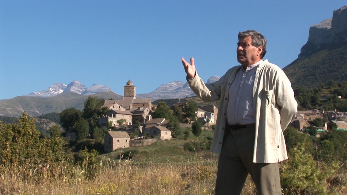 Patrice de Bellefon devant le village de Bestué