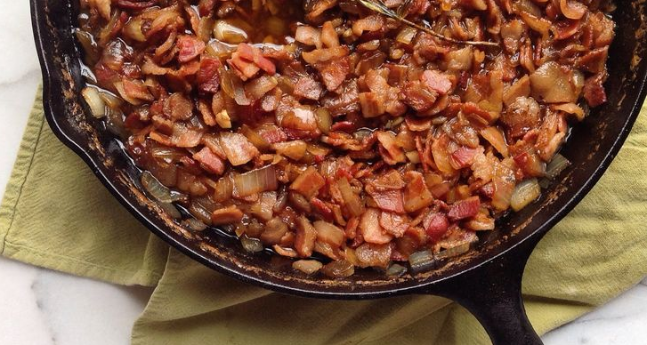 Pfanne mit Bacon und Zwiebeln