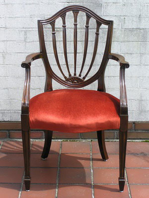 Schöner, alter Stuhl mit neuem Polster