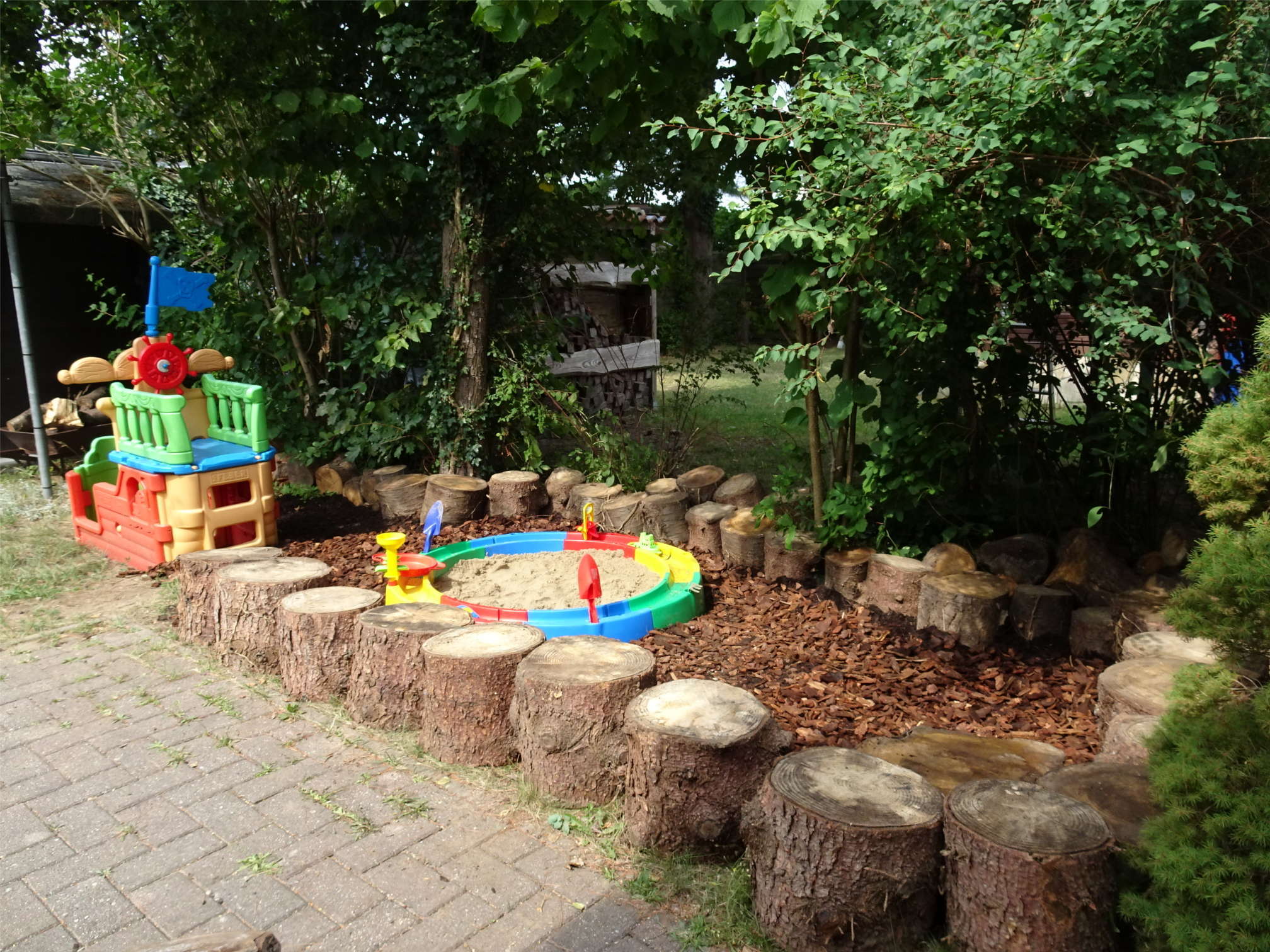 Buddelspielplatz im Blickfeld der Veranda