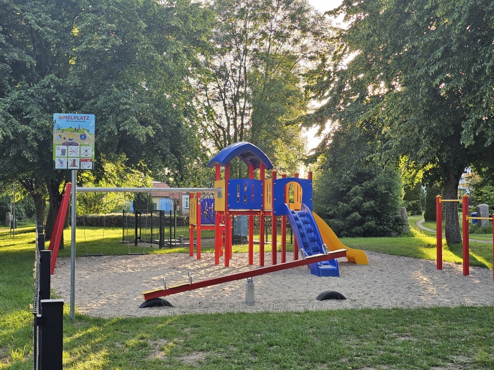 Trampolin im Garten von Ferienwohnungen Wiesenblick