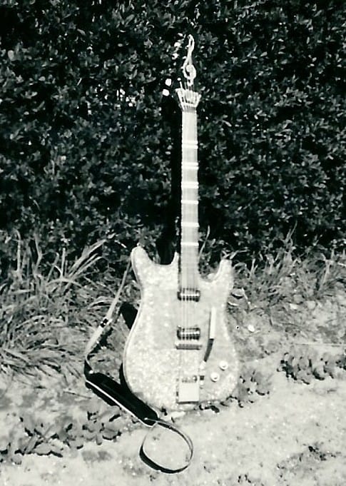 Als arme student kon je op 18 jarige leeftijd natuurlijk geen Fender Stratocaster kopen.....dus de enige optie was zelf bouwen thuis in de kelder. De eerste solid body "glitter guitar" all made by hand door mijzelf. Later volgde nog eenzelfde Bass Guitar.