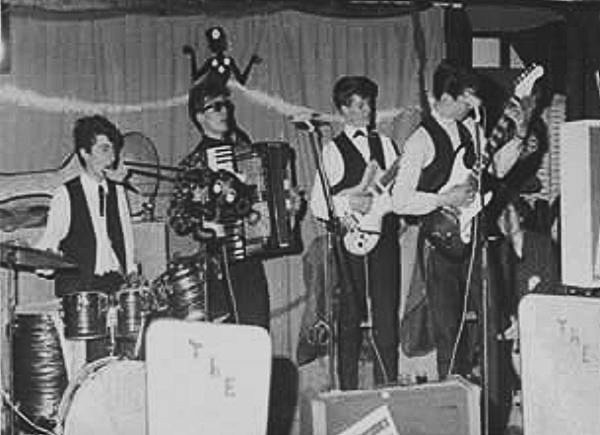Eddie Kasmierczak keyboards,accordeon, Marco Aretsbasgitaar,zang, Jan Walraven slagwerk,zang, Marthè Bremen leadgitaar,zang.