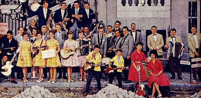 Lon en Ben (midden) poseren in 1961 voor het Maastrichtse stadhuis met diverse andere Limburgse muzikanten