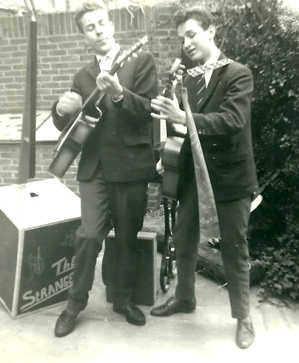 Het begin van "the Strangers" ...Jan en Joh en de zelf gemaakte "theekistbas"...jaar 1959/ 1960