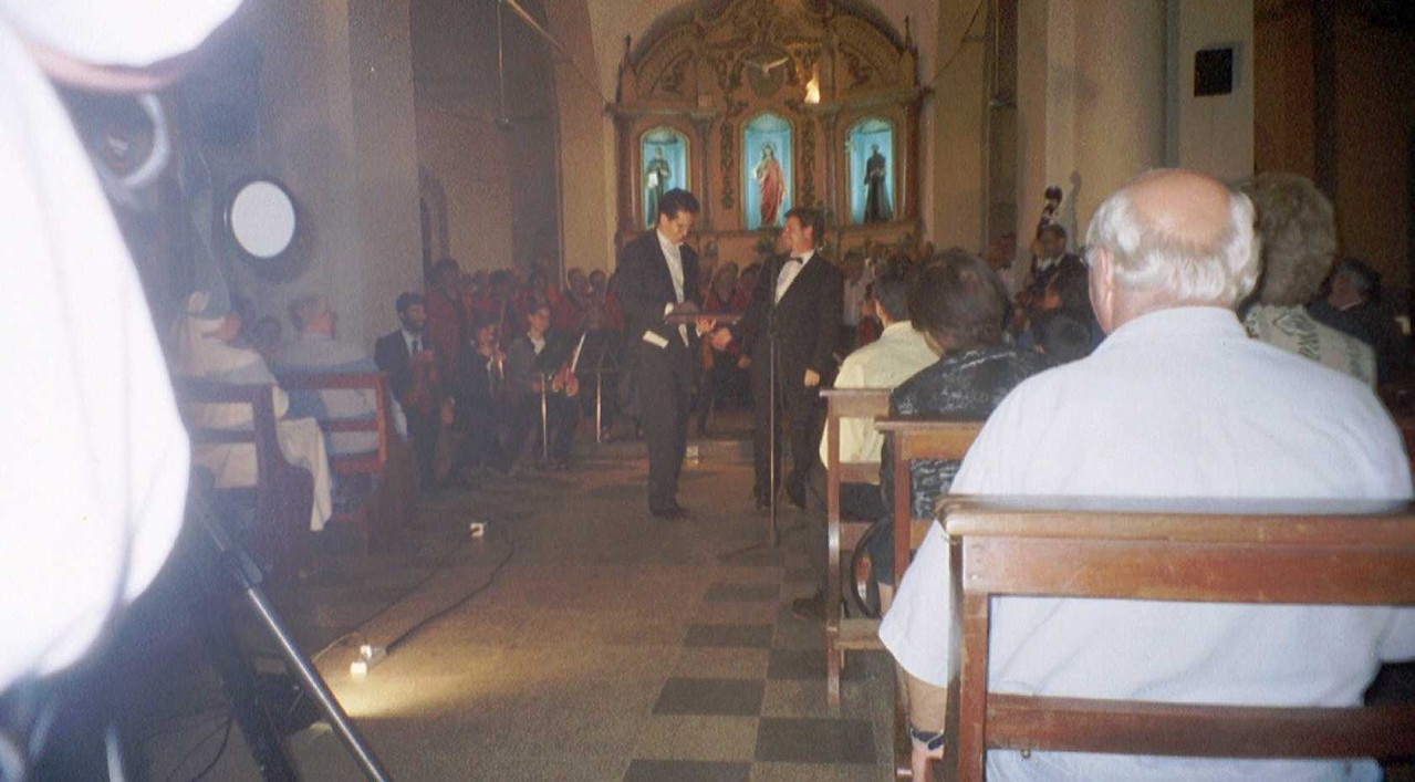 Kirchenkonzert in Villarica (Paraquay) Ltg. W.Dippon -  üb. 1000 Zuhörer - Chorreise Südamerika 04.2002