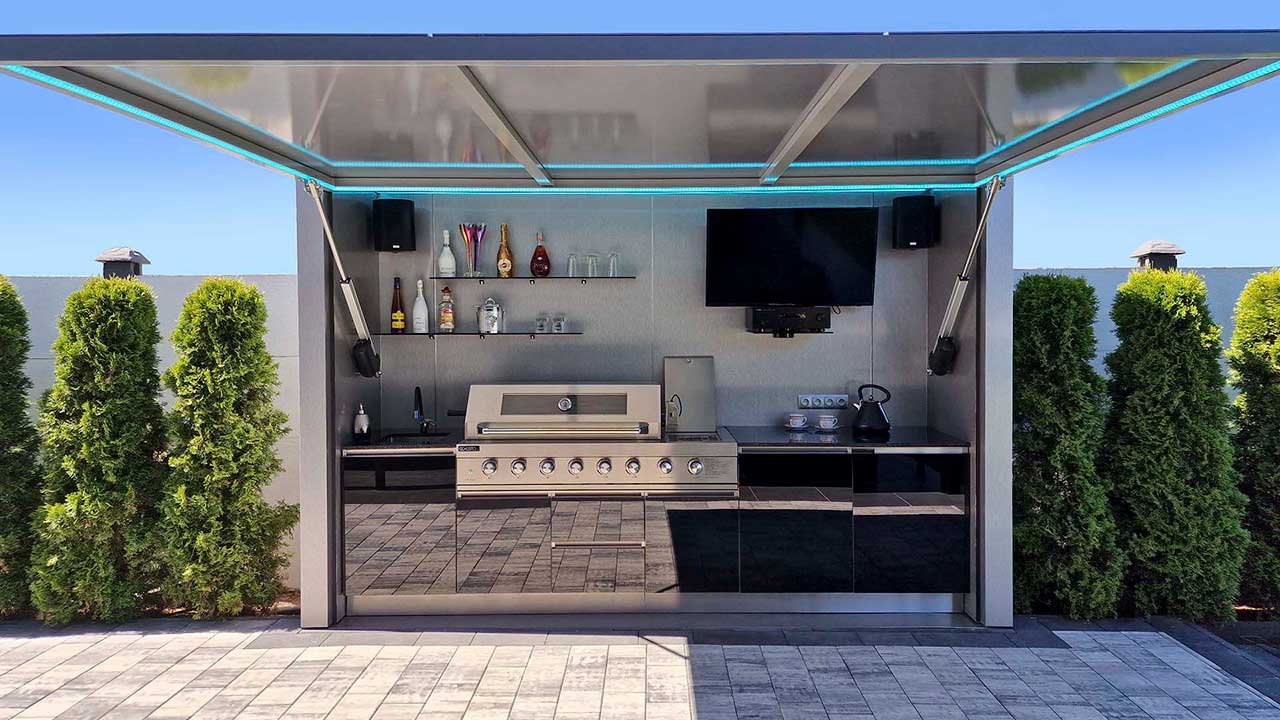 Robuste und praktische Gartenküche in einer verschließbaren Box integriert