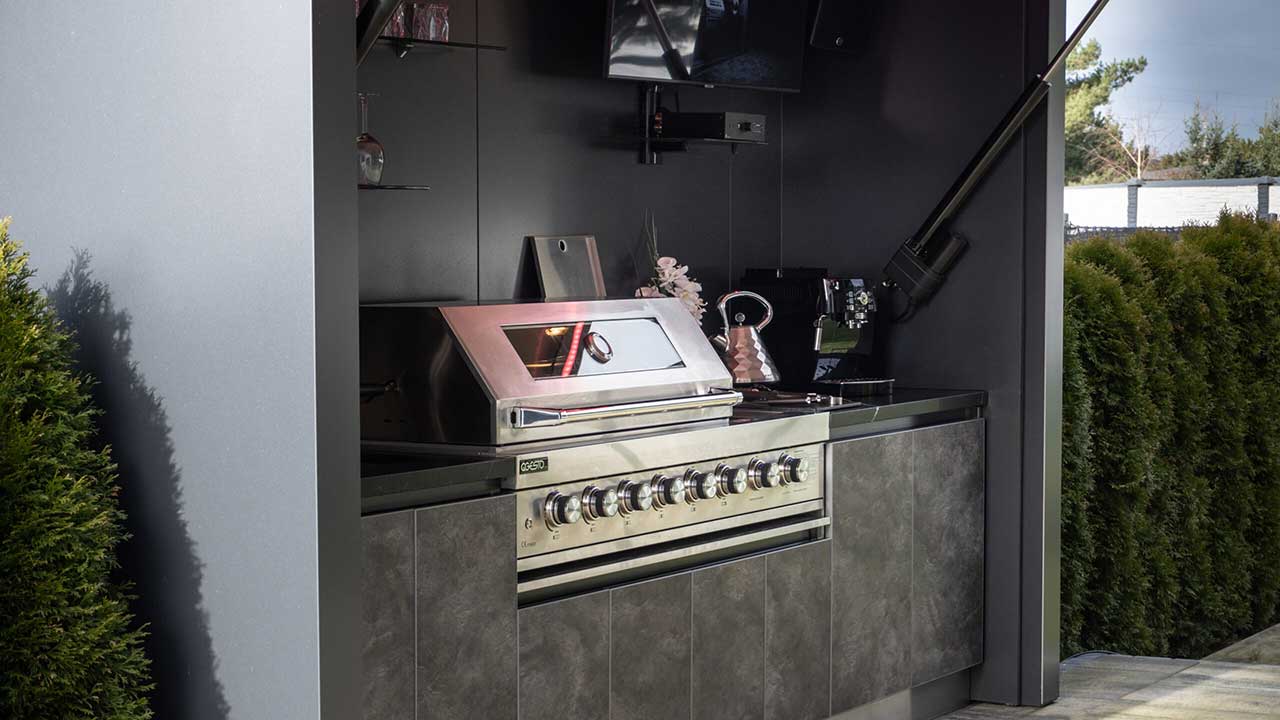 Robuste und multifunktionale Gartenküche mit riesigem Grill