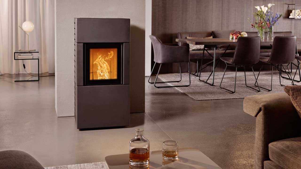 Pelletofen von Austroflamm im modernen Wohnzimmer