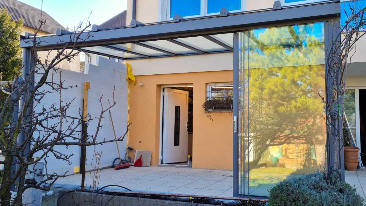 Wandbefestigte Pergola mit Glasdach und Glas-Schiebeelemente