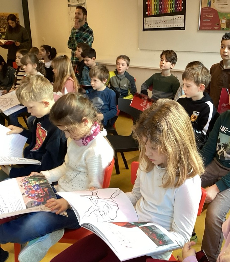 Neugierig lasen alle Zweitklässler die Heftchen