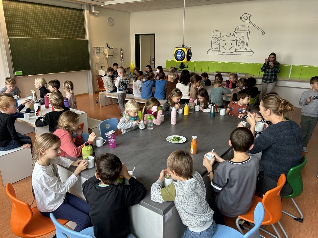 Ganze 2 Klassen passen in unsere Küche