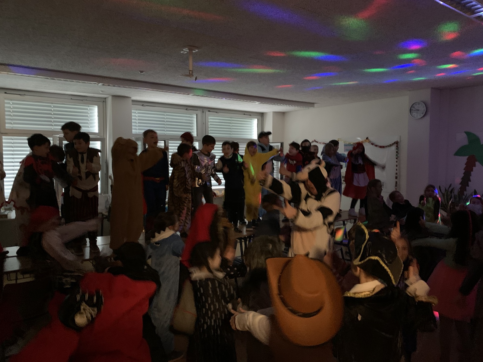 Im Klassenzimmer der Urwaldklasse steigt eine große Party