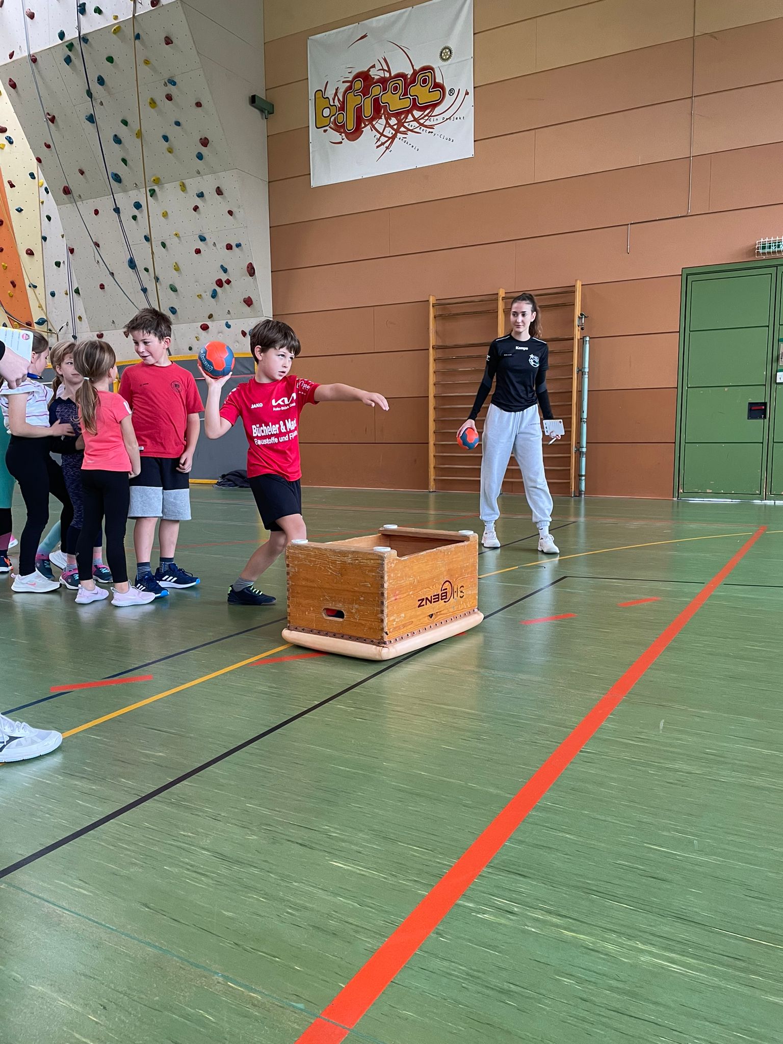 Ein Kind wirft einen Handball