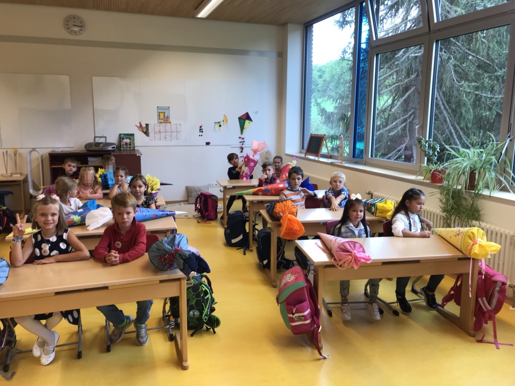 Die Schülerinnen und Schüler erleben ihre erste Unterrichtsstunde im Klassenzimmer