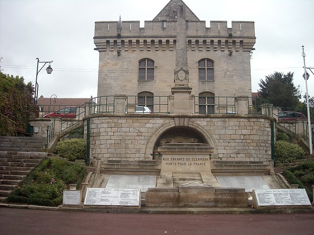 L'Hôtel de Ville vu du square du Monument aux morts