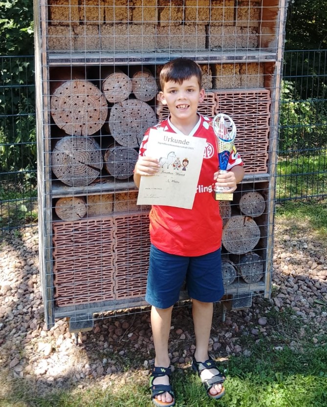 Jonathan mit Siegestrophäen