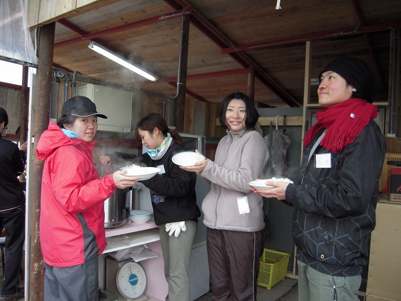 お昼ご飯の準備中～！バケツリレー方式(笑)