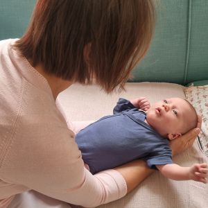 Osteopathische Behandlung eines Babys am Kopf