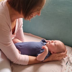 Kinderosteopathie Wiesbaden - entspanntes Baby in der Behandlung am Kopf