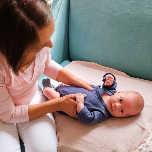 Kindersoteopathie Wiesbaden - entspanntes Baby auf dem Rücken liegend