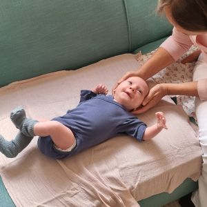 Kinderosteopathie Wiesbaden - Behandlung am Kopf eines Babys