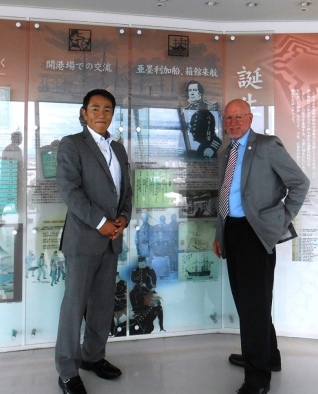 Mr. Susumo Nakano and Matthew Perry at Commodore Perry display in the Nakano tower / 五稜郭タワーのペリー提督資料の展示と、その前に立つ中野晋氏とマシュー・ペリー