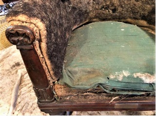 Chair showing plant fiber under horsehair on right arm and cotton over horsehair on seat / 椅子の右肘掛けには馬毛の下に植物繊維が、座面には馬毛の上に綿が使用されている