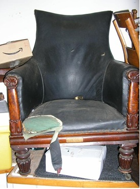 Original condition of Commodore Perry’s chair.  Photo by Dain Perry  / 補修前のペリー提督の椅子 (写真:デイン・ペリー)