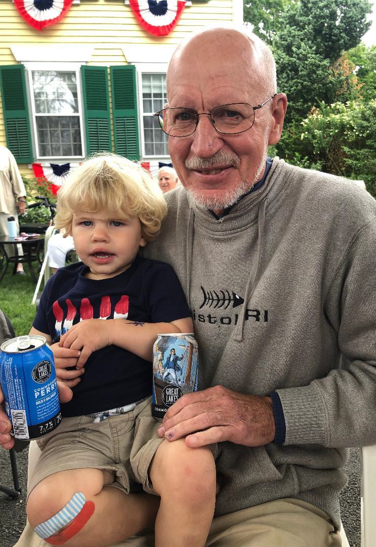 My grandson, Oliver Hazard Perry during Fourth of July parade in Bristol, RI, 2023、孫のオリバー・ハザード・ペリーと私、2023年のロードアイランド州での独立記念パレードにて（手にもった缶はペリービール）