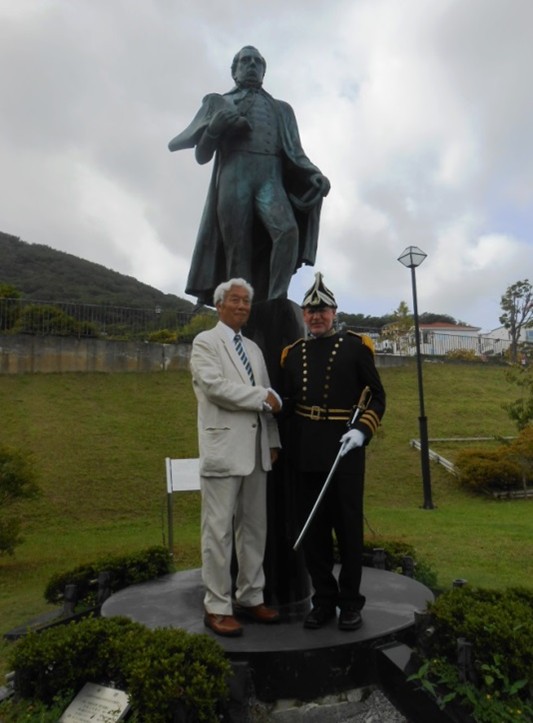 Mr. Kiyoo Katoh and Matthew Perry in front of statue of Commodore Perry / ペリー提督像の前に立つ加藤清郎氏とマシュー・ペリー
