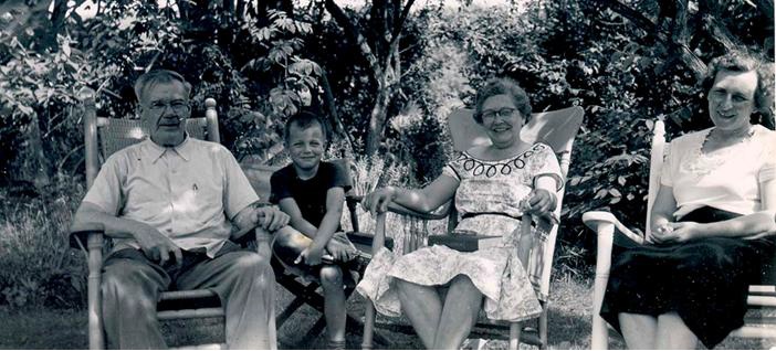 Uncle Oliver relaxed in Bristol with David Husband, Mrs. Mae Steen, and Marie Perry, in the 1950s、ブリストルでくつろぐオリバー叔父、デビッド・ハズバンド、メイ・スティーン夫人、マリー・ペリーと（1950年代）