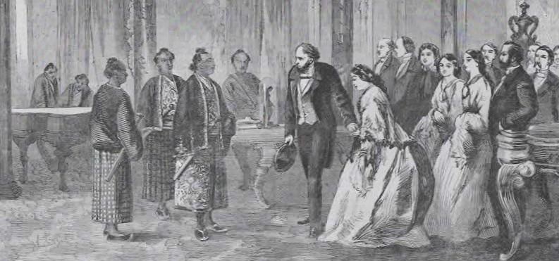 Three Japanese samurai meeting curious Americans in the lobby of the Willard Hotel. From Richard and Marie Carr Collection in Willard Hotel History / ウィラード・ホテルのロビーで、好奇心旺盛なアメリカ人たちに会う使節団員3名。 リチャード&マリー・カー・コレクション(資料「ウィラード・ホテルの歴史」)より