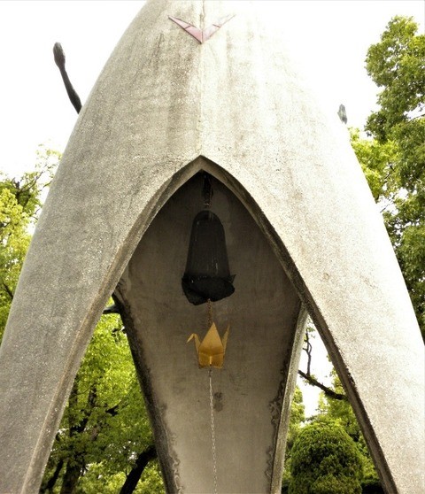 Golden crane hanging from bell in Children’s Peace Monument in Hiroshima / 《原爆の子の像》のドーム内部に吊り下げられている金の折鶴