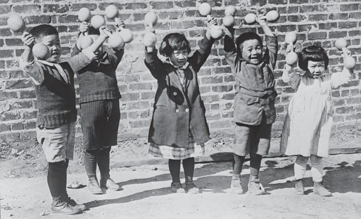 1900年頃に撮影されたアジア系移民の子ども達の写真