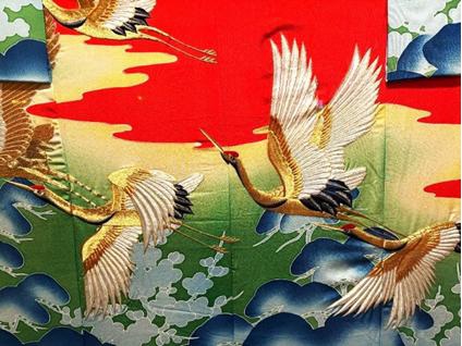 Detail of cranes on framed kimono in Willard Hotel / 額装された着物に描かれている鶴の細部