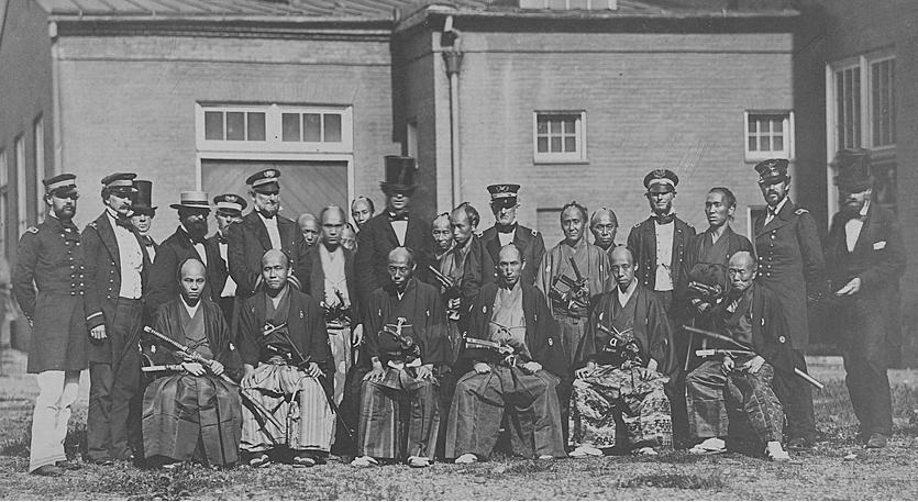 Part of Japanese delegation with US Navy officers at the US Navy Yard, Washington, DC, 1860. From the United States national Archives and Records Administration / 1860年、ワシントンD.C.の米国海軍工廠にて、米国海軍士官らと会見した日本使節団員。米国国立公文書館・記録管理局所蔵