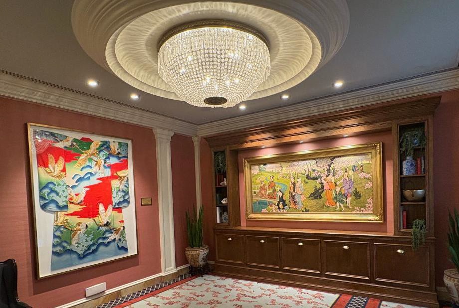 Display in Willard Hotel hallway of a framed kimono and painting of Japanese scene / ウィラード・ホテルの廊下に展示されている額装された着物と日本の風景を描いた絵画