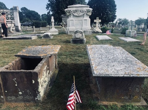 Broken grave box of Sarah Wallace Perry on left, Christopher’s grave box on right, and Commodore Matthew C. Perry monument in center rear / 左は破壊されたサラ・ウォレス・ペリーの墓石、右はクリストファーの墓石、 中央奥にマシュー・C・ペリー提督の記念碑が見える