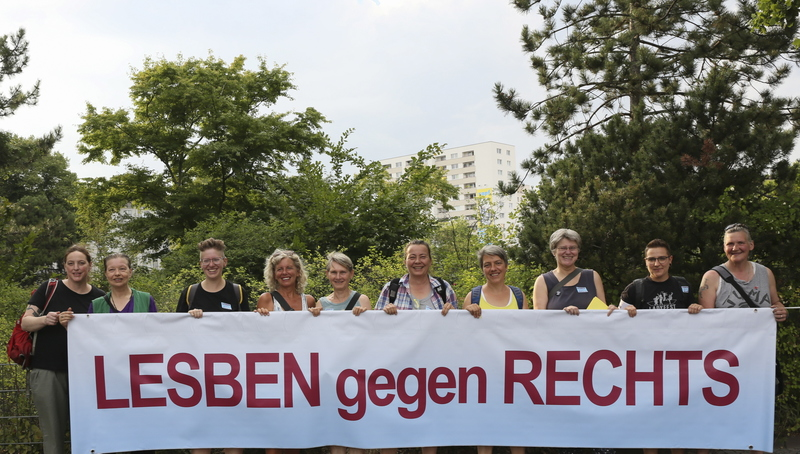 Foto von Lesben gegen Rechts mit Banner