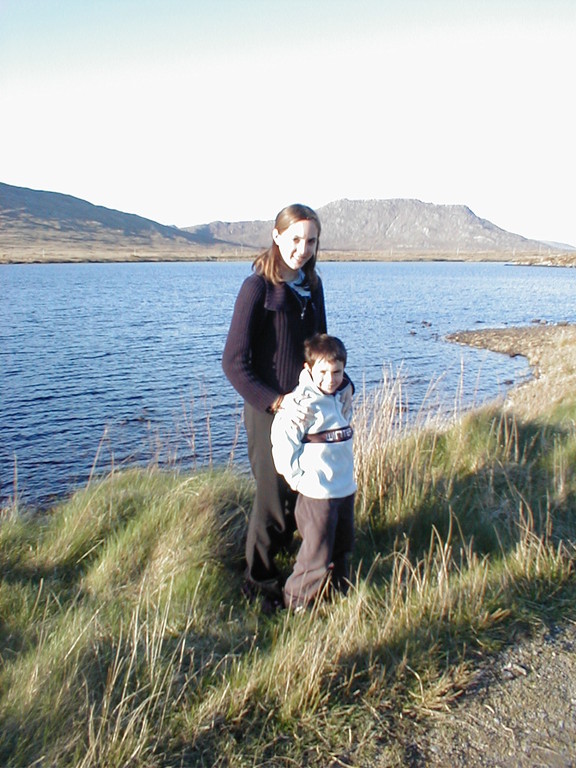 Elodie et James au bord du lac du Connemara