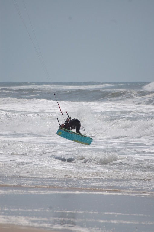un kitesurfeur sur la plage de Mira