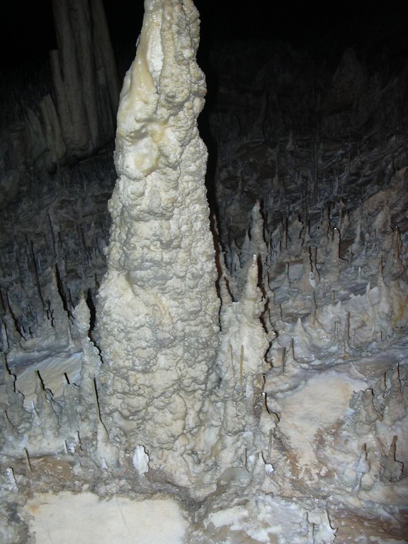 colonne dans la grotte de Chorance
