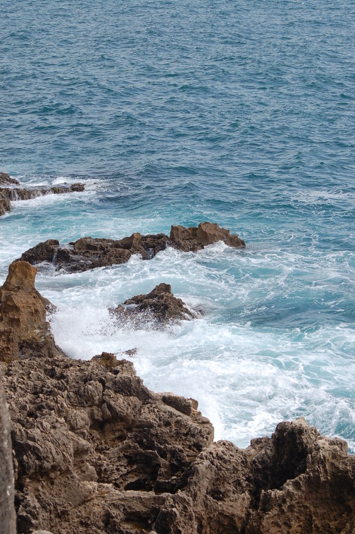 la mer qui claque contre les rochers