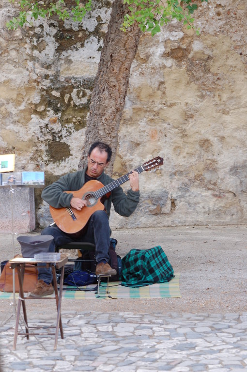un guitariste  dans la cour du chateau St Georges