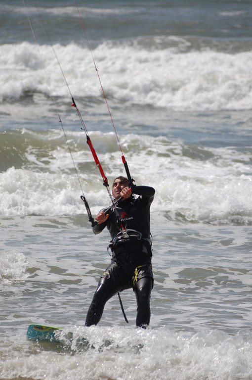 un kitesurfeur sur la plage de Mira