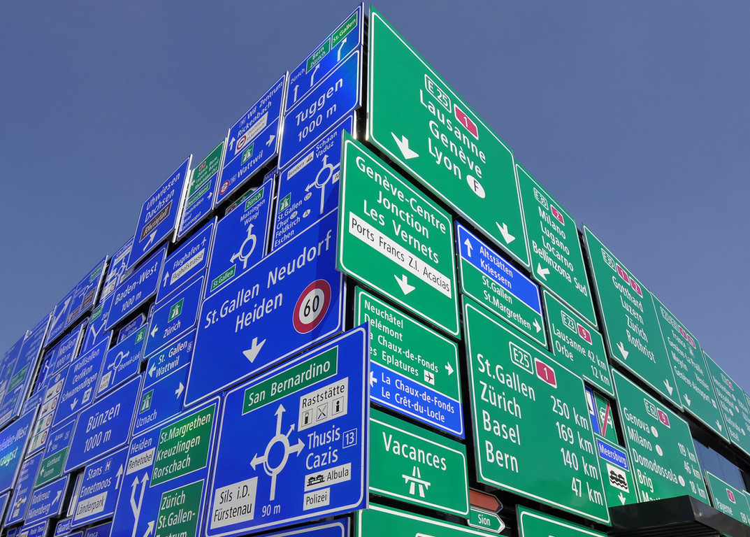 344 Verkehrstafeln zieren die Fassade der neuen Strassenverkehrshalle.