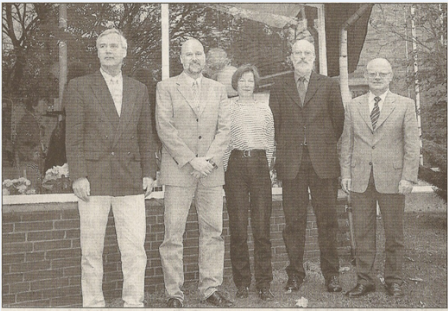 Sie hatten das Projekt mit 3500 Mark angeschoben: Bürgermeister Heiner Barnick (li) und Sparkassenchef Günter Ohto (re.) mit dem Vorstand. Foto: Werlich