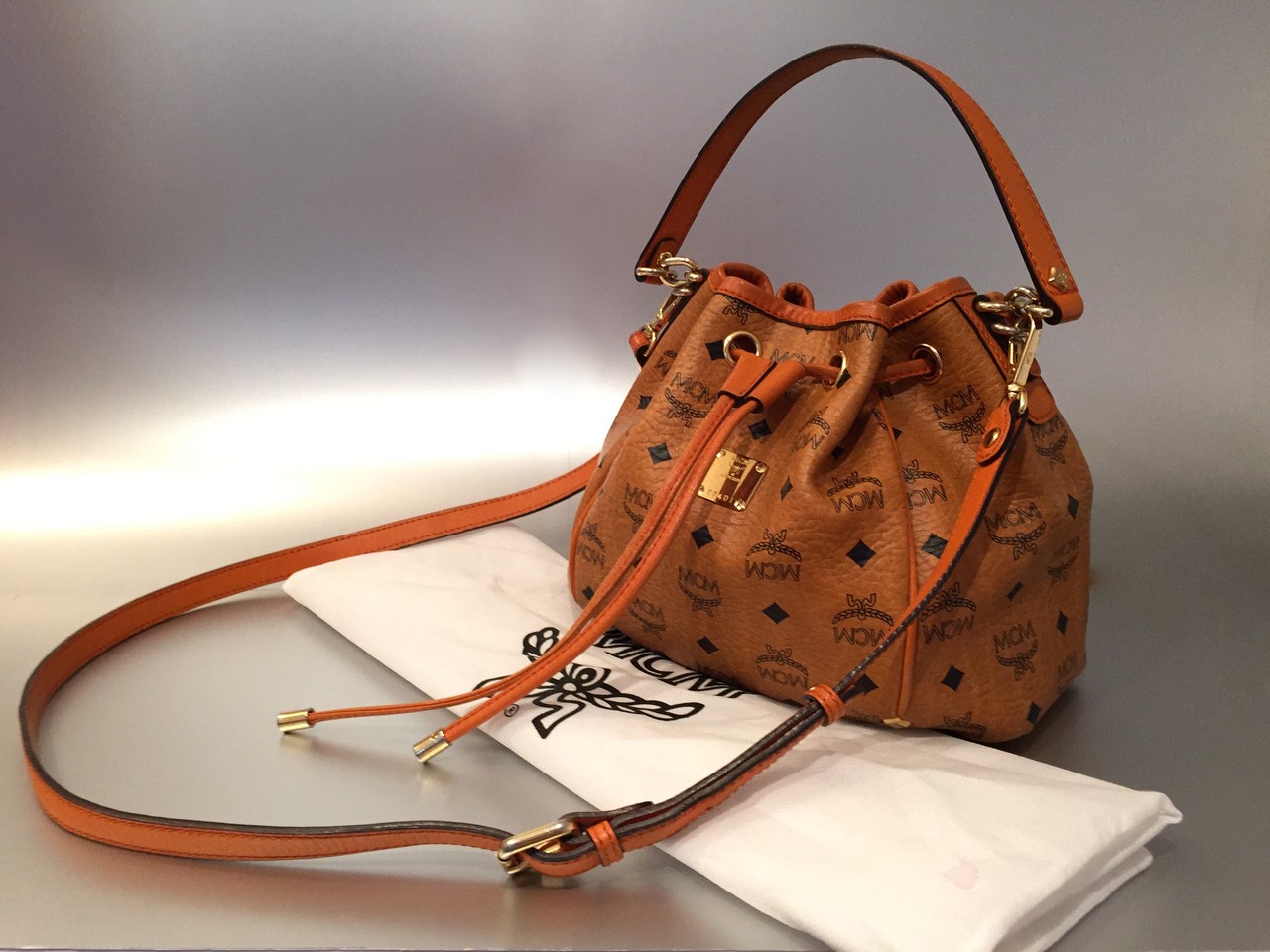 MCM Color Visetos Drawstring Beutel in Cognac Orange Ankauf Verkauf Second Hand Designertaschen und Accessoires